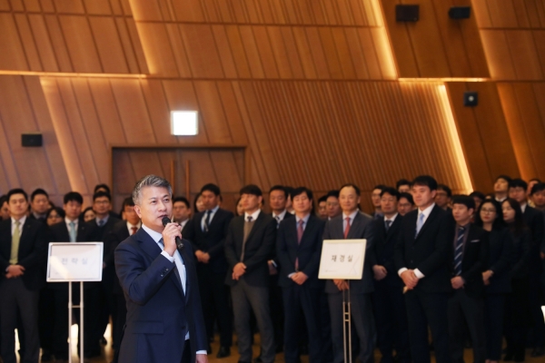 장세욱 동국제강 부회장과 임직원들이 2019년 시무식을 진행하고 있는 모습