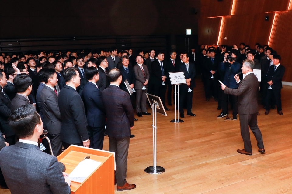 장세욱 동국제강 부회장과 임직원들이 2020년 시무식을 진행하고 있는 모습