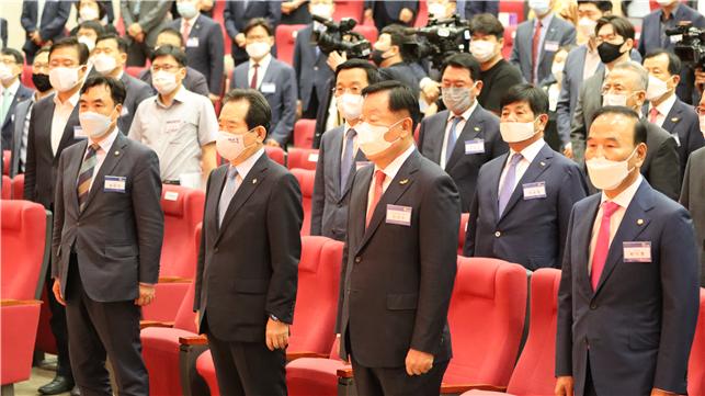 왼쪽부터 윤관석 국회의원, 정세균 국무총리, 김상수 건단련 회장, 박덕흠 국회의원