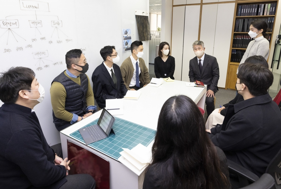 장세욱 동국제강 부회장이 팀별 시무식을 찾아 덕담을 나누고 있다.