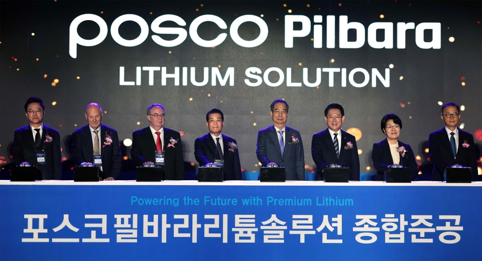▲포스코그룹이 11월 29일 전남 율촌산업단지에 포스코필바라리튬솔루션의 수산화리튬 제2공장을 준공했다. 왼쪽부터 강석훈 한국산업은행 회장, 스티브 스쿠다모어(Steve Scudamore) 필바라미네랄스 사외이사, 제프 로빈슨(Jeff Robinson) 주한호주대사, 장인화 포스코그룹 회장, 한덕수 국무총리, 김영록 전남도지사, 권향엽 국회의원, 이승렬 산업통상자원부 산업정책실장.