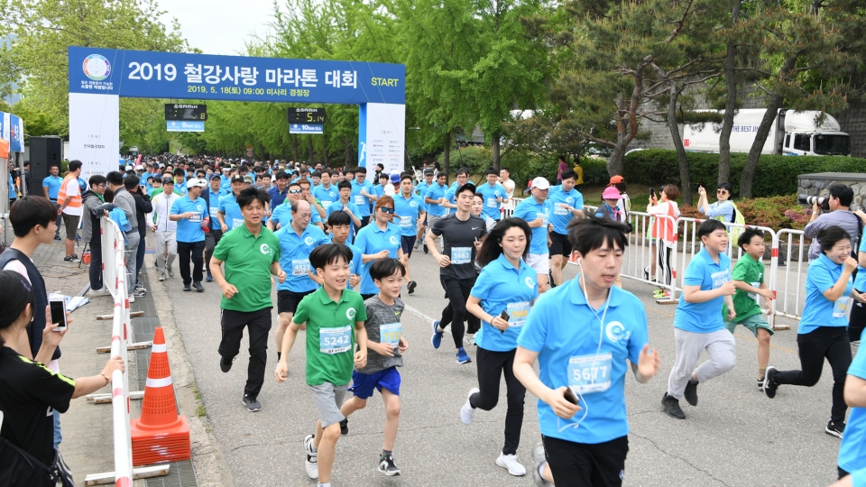 한국철강협회는 5월 18일 경기도 하남시 미사리 경정공원에서 철강업계 임직원 및 철강가족 등 4,000여명이 참가한 가운데 철강인의 화합 및 친환경성을 홍보하기 위해 2019 철강사랑 마라톤 대회를 개최했다.