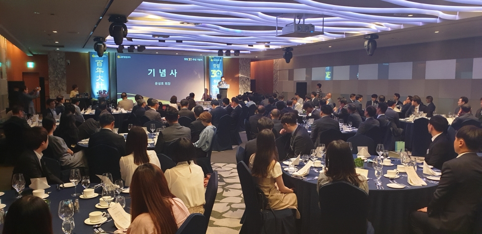 금문철강 문성호 회장이 창립 30주년 기념사를 하고 있다.